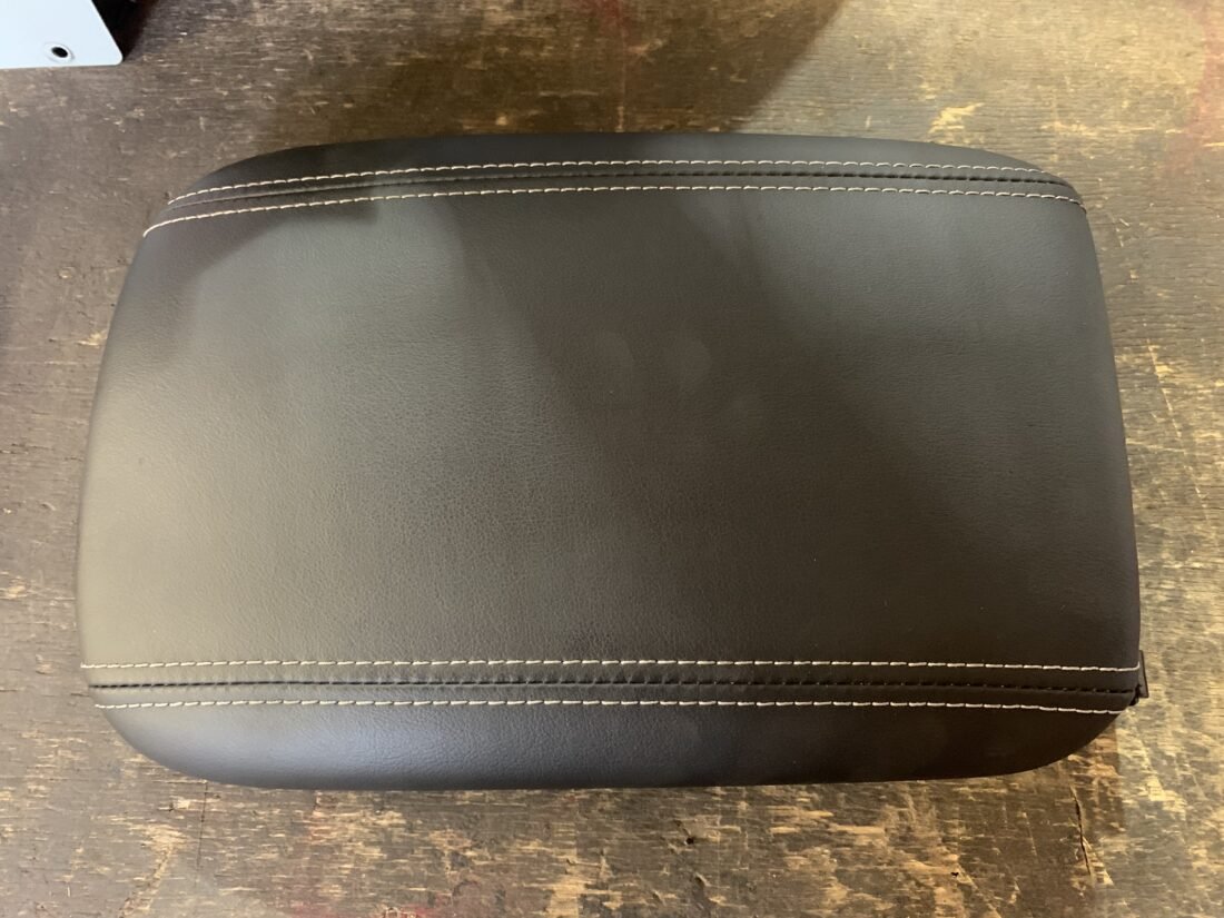 VF VE SSV Redline Black leather console lid silver stitching